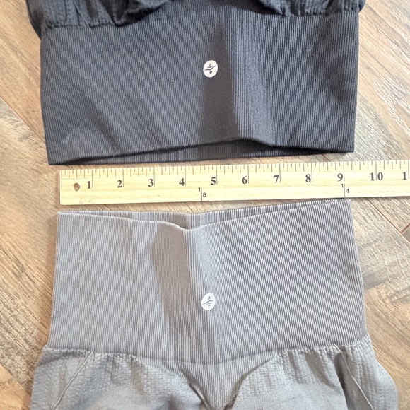 Halara Seamless flow ultra-sculpt butt lifting capri bundle xs in Gray - Picture 2 of 8